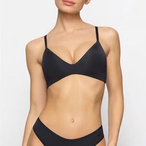 NWT! Skims Size 32DDD • Wireless Form Lightly Lined Bra Black.